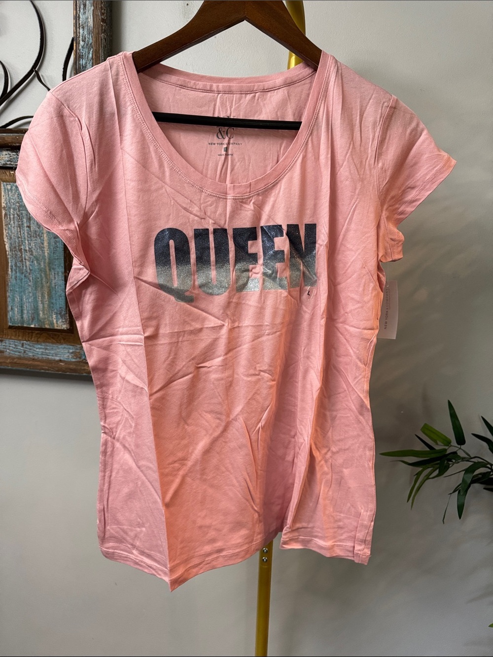 New York & Company Cotton Pink 'QUEEN' Graphic Short Sleeve Tee NWT L